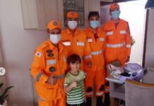 Bombeiros resgatam menino preso em banheiro em Varginha bombeiros