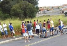 Homem é espancado com garrafadas e pauladas no bairro Carvalhos Homem espancado em varginha