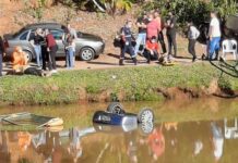 Carro cai em lago de pesqueiro em Varginha carro cai no lago do pesqueiro em Varginha