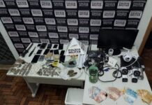 Polícia prende família que vendia drogas por aplicativo e entregava em casa