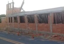 Parte do piso na parte superior de igreja em obras cede em Varginha Igreja em construção