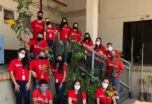 Para comemorar o dia da árvore, colaboradores do shopping plantam espécies nativas na parte externa shopping varginha comemoração dia da árvore