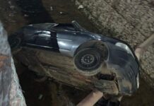 Carro capota e cai em córrego próximo ao shopping carro capota em varginha