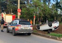 Motorista foge após capotar carro próximo ao shopping de Varginha Carro capota em Varginha