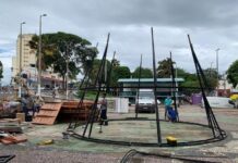 Começa a montagem da decoração de Natal no centro de Varginha Natal