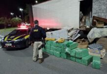 PRF apreende mais de 1 tonelada de drogas escondida em caminhão de mudança drogas