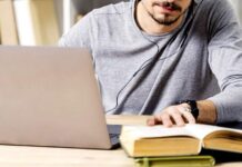 Inscrições para 225 vagas em curso de Pós-graduação EaD da UFLA terminam hoje homem estudando pós-graduação cursos gratuitos