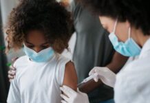 Campanha de Vacinação contra a Poliomielite e de Multivacinação continua em Varginha Criança sendo vacinada