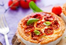 Sabor e praticidade: veja como fazer uma tortinha de tomate Tortinha de Tomate