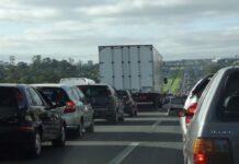 Documento CRLV começa a ser exigido em Minas nesta quarta-feira para veículos com finais de placas 7,8,9 e 0 Fila de automóveis carros na estrada IPVA 2022