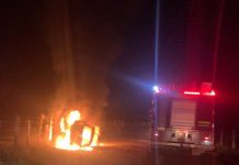 Carro capota e pega fogo em Varginha Carro pega fogo