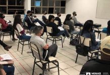 SEE/MG abre mais de 8 mil vagas em Cursos Técnicos gratuitos para o 2º semestre nas Escolas Estaduais Cursos gratuitos FIC MG 2022 sala de aula com alunos