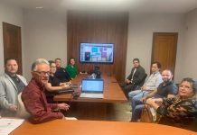 Prefeito se reúne com equipe da Comissão Especial para catalogar itens do Cine Rio Branco Comissão e prefeito Cine Rio Branco Varginha