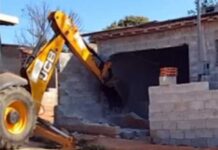 Após ordem judicial casa é demolida no Corredor São José, em Varginha Casa demolida
