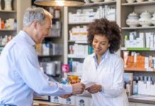 Medicamentos do Programa Farmácia Popular passam a ser 100% gratuitos a toda a população Atendente