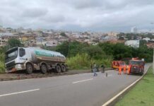 Caminhão tanque não consegue subir rua e quase tomba em Varginha Caminhão tanque