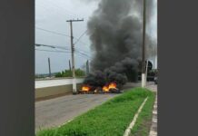 Caminhoneiros fazem bloqueio em frente ao Parque de Exposições Manifestantes