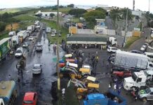Manifestantes continuam com o bloqueio em frente ao Parque de Exposições em Varginha Manifestantes