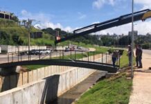 Passarelas de pedestres são construídas no bairro Santa Luiza