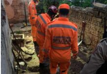 Corpo é encontrado enterrado em quintal em Varginha bombeiros