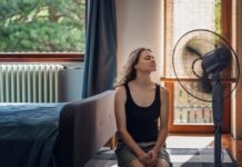 Onda de Calor e Bandeira Vermelha em setembro: veja como economizar energia elétrica nos dias de calor Dicas da Cemig para economizar energia mulher no ventilador