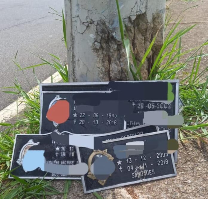 As placas furtadas de túmulos do Cemitério Central de Varginha foram encontradas em um canteiro do bairro Catanduvas As placas furtadas de túmulos do Cemitério Central de Varginha foram encontradas em um canteiro do bairro Catanduvas.