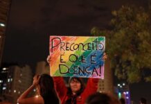 Conselho de Psicologia critica prática de “cura gay” cura gay conselho de psicologia manifestante com cartaz
