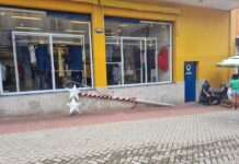 Caminhão causa acidente e deixa Calçadão da Wenceslau Brás sem iluminação de Natal O acidente aconteceu no calçadão da Wenceslau Brás no centro de Varginha, na manhã desta segunda-feira.