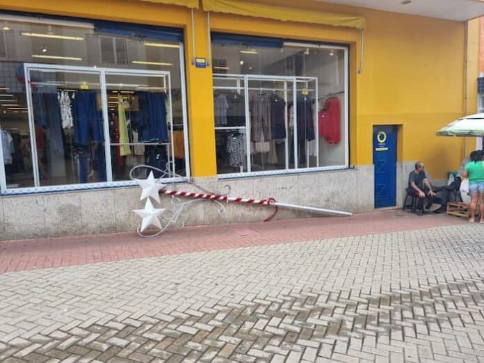 O acidente aconteceu no calçadão da Wenceslau Brás no centro de Varginha, na manhã desta segunda-feira.
