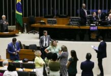 Câmara criminaliza cenas de nudez criadas por inteligência artificial Projeto que criminaliza cenas de nudez criadas por inteligência artificial segue para análise do Senado.