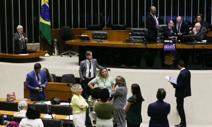 Projeto que criminaliza cenas de nudez criadas por inteligência artificial segue para análise do Senado Projeto que criminaliza cenas de nudez criadas por inteligência artificial segue para análise do Senado.