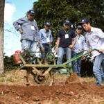 Dias de Campo da Fundação Procafé em Varginha arrecada 3 toneladas de alimentos para o RS, veja como foi o evento Demonstração Burrinho Mecânico