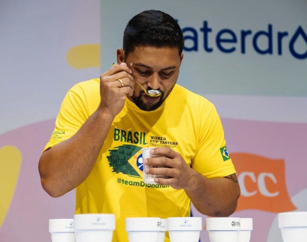 O Trespontano Dionatan de Almeida ganhou o título de Melhor Provador de Café do Mundo em competição em Chicago (EUA). Imagem de divulgação