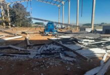 Telhado de empresa desaba e 3 funcionários ficam feridos em Varginha telhado desaba