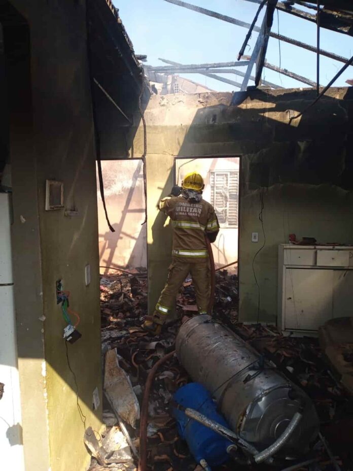 Bombeiros apagam incêndio em imóvel no bairro Cruzeiro do Sul em Varginha Bombeiros apagam incêndio em imóvel no bairro Cruzeiro do Sul em Varginha
