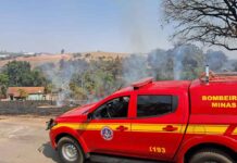 Bombeiros combatem incêndio de grande proporção em Varginha O incêndio aconteceu em uma vegetação no perímetro urbano de Varginha.