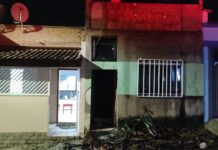Residência pega fogo no bairro Catanduvas, celular na tomada pode ter causado o incêndio incêndio casa catanduvas