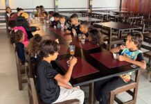 Crianças almoçam em restaurante pela primeira vez em Varginha em ação da Abrasel