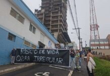 Após manifestação, Prefeitura embarga obra no centro de Varginha Manifestação em obra no centro de Varginha
