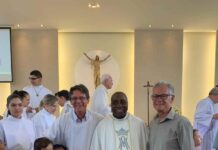 Prefeito Vérdi e Leonardo Ciacci participam de missa em celebração ao aniversário de Varginha Prefeito Vérdi Leonardo Ciacci missa Varginha