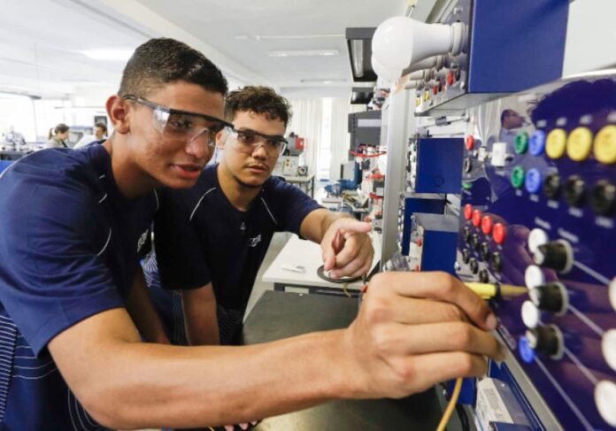 estudantes-trilhas-de-futuro Estudantes Trilhas de Futuro