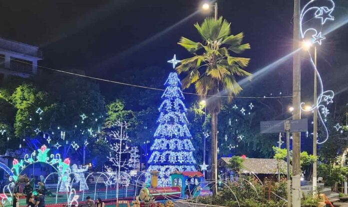 natal-2024-varginha-arvore-praca-do-et Decoração natalina na Praça do ET em Varginha 2024 / Foto de Beto Menali / Varginha Digital.