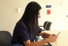 Pesquisa associa o vício em smartphones a ansiedade, depressão, estresse e outros transtornos Pesquisa da Ufla sobre vícios em smartphones - mulher sentada mexendo no celular