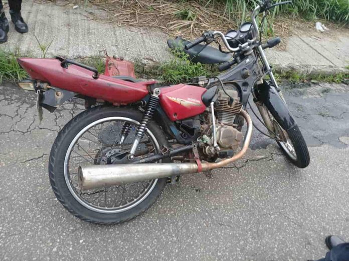 BO 410626461 21 12 2024 APREENSÃO VEÍCULO MOTOCICLETA HONDA VERMELHA HJY 984 (5) A Guarda Municipal de Varginha acionou o guincho para remover uma motocicleta que estava com placa de outro veículo e sem os retrovisores e as setas.