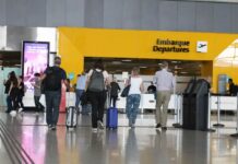 Programa Voa Brasil permite compra de passagens aéreas por R$ 200 para aposentados Aeroporto Programa Voa Brasil