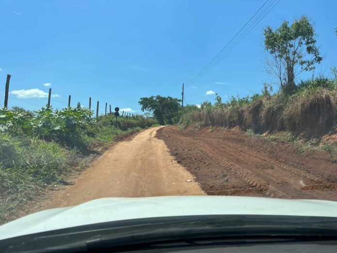 asfalto-flora-varginha A Prefeitura de Varginha iniciou o asfaltando de mais um trecho da estrada da Flora, município de Três Corações (MG).
