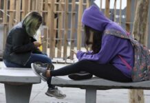 Lei que restringe uso de celulares em escolas é sancionada e já começa a valer em 2025 O Presidente sancionou nesta segunda (13) a lei que restringe uso de celular em escolas, medida já entra em vigor neste ano letivo de 2025.