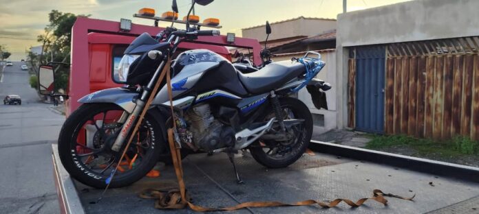 moto-apreendida-varginha A GCMV apreendeu uma motocicleta, cujo o condutor, inabilitado, realizava manobras perigosas e malabarismos em ruas do bairro Damasco.