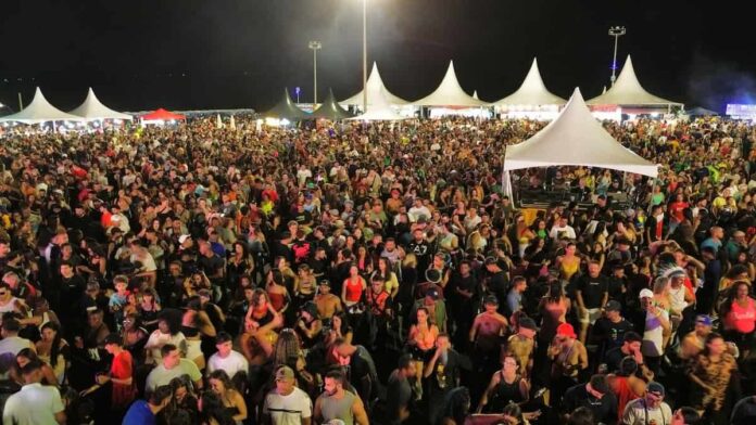 banho-da-doroteia-varginha-2025-pre-carnaval O Pré-Carnaval de Varginha, o Banho da Dorotéia reuniu cerca de 10 mil pessoas no último sábado no novo centro de eventos.