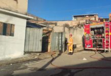 Após discussão entre casal, homem ateia fogo em residência Corpo de Bombeiros apaga fogo em residência no bairro Canaã em Varginha